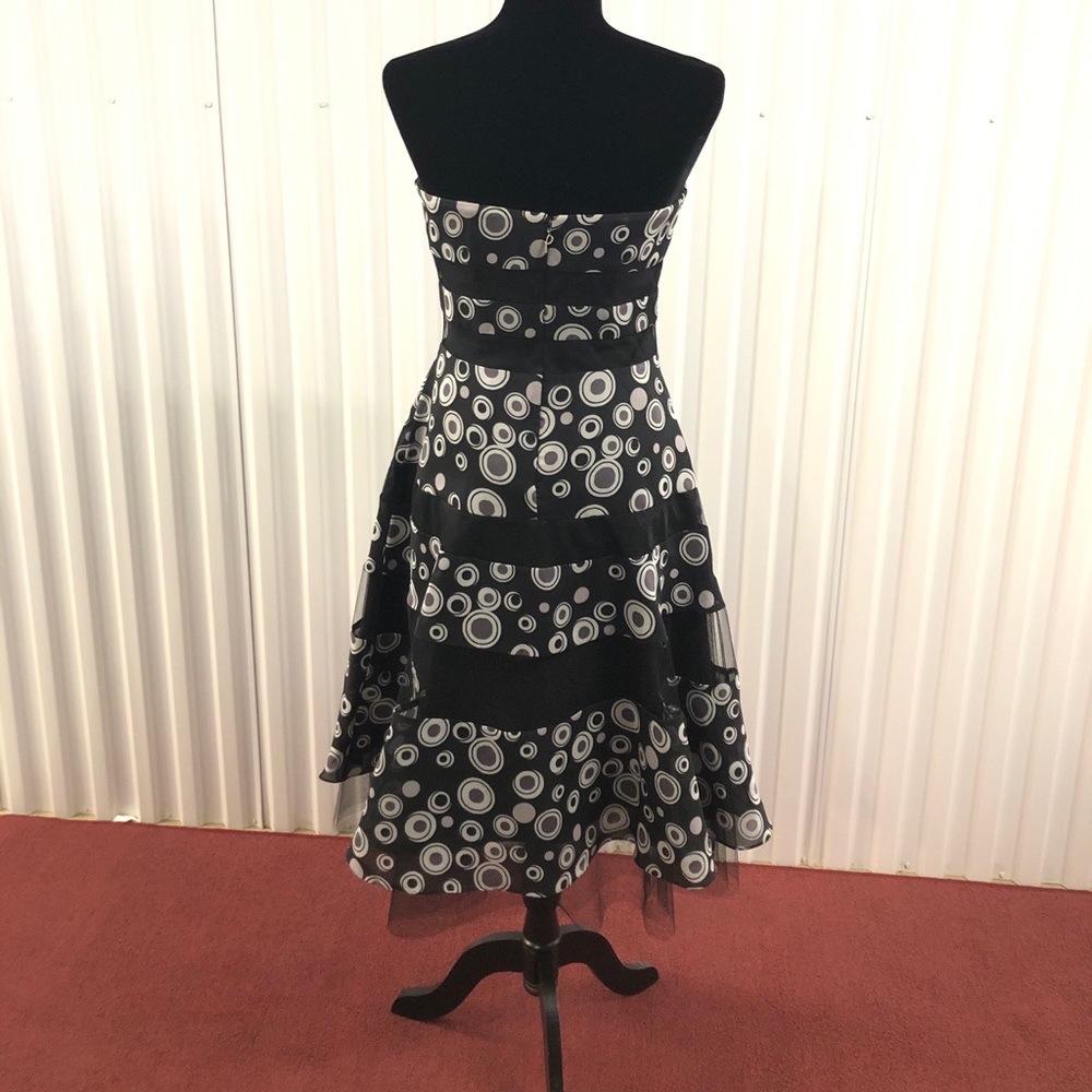 Pamella Roland Elegant Strapless Fit & Flare Silhouette. Preloved - Picture 4 of 10